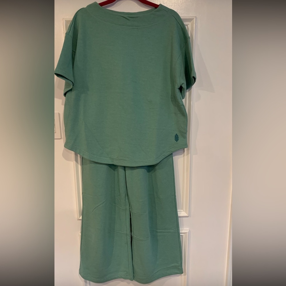 Free people movement wide leg cropped pant set. Size small.